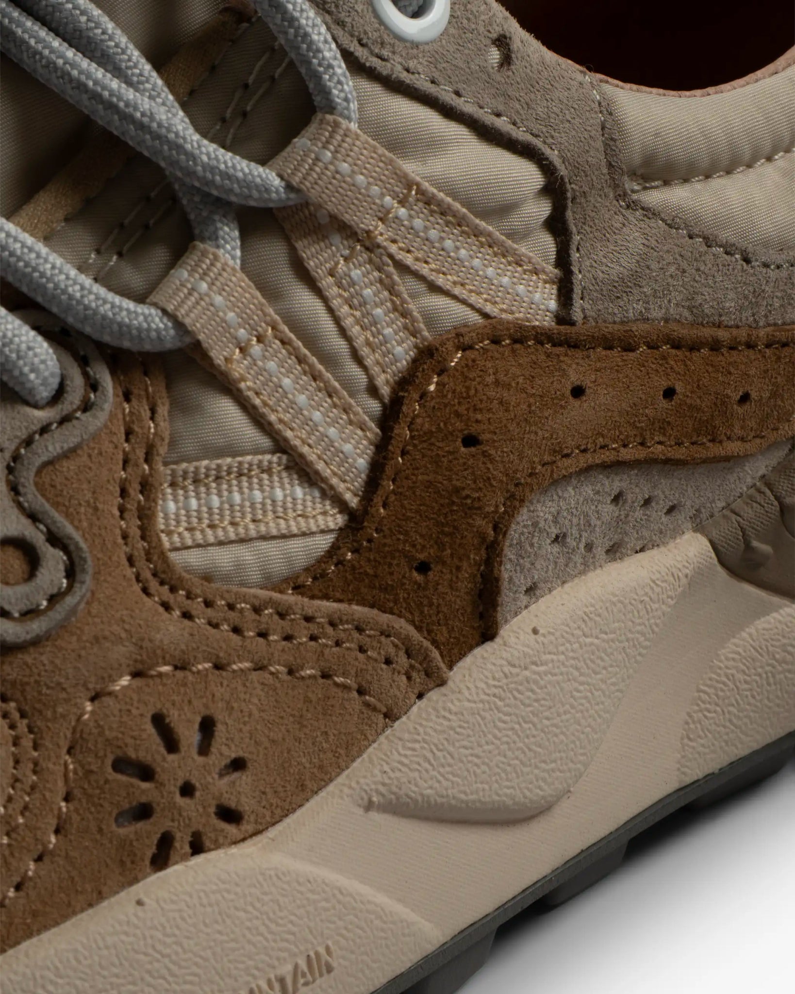 Beigefarbener Suede Nylon Mix Runner Sneaker von Flower Mountain - Shoes MOUNTAIN FLOWER
