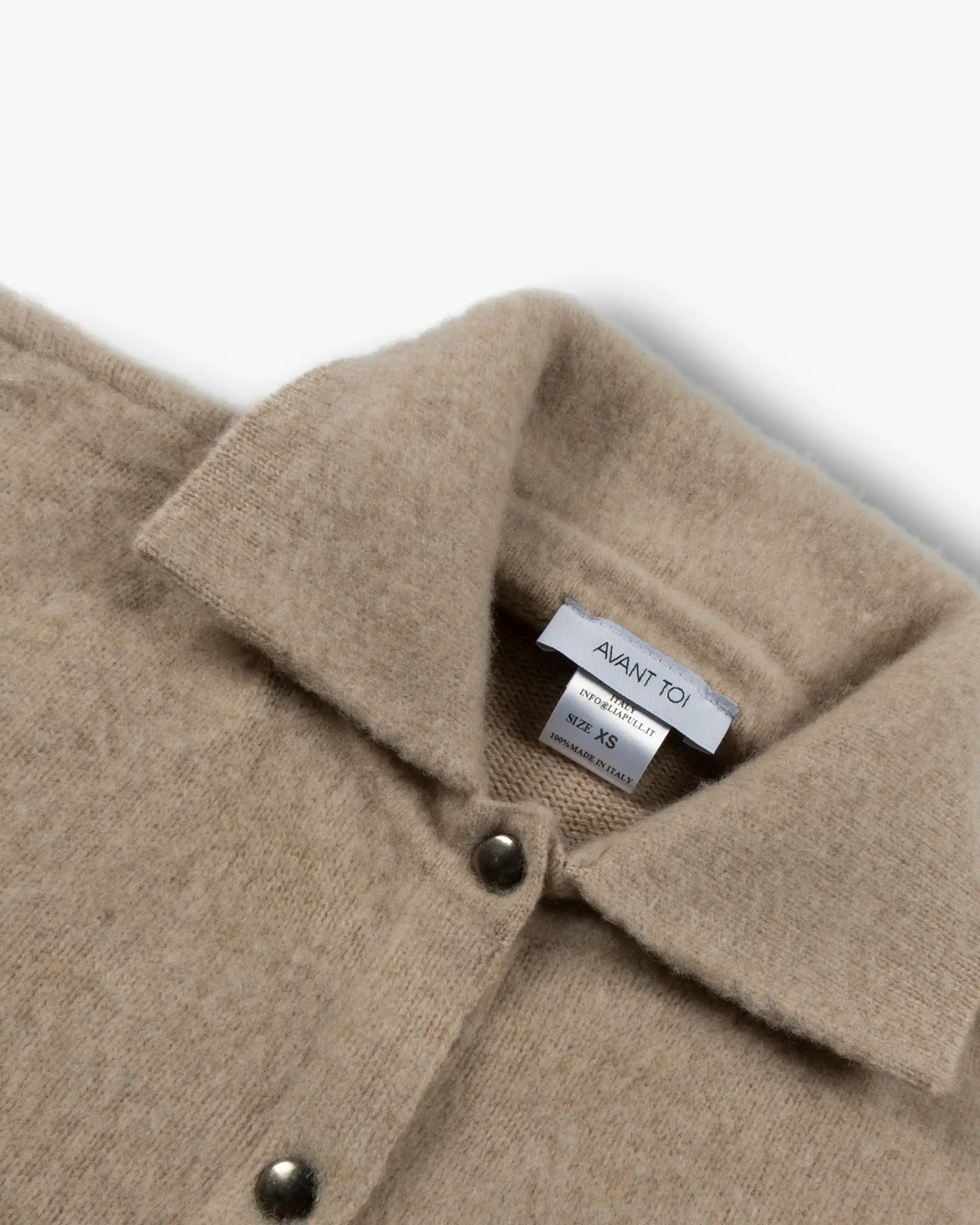 Cappuccinofarbenes Arbeiterhemd mit Druckknöpfen von Avant Toi - Knitwear AVANT TOI