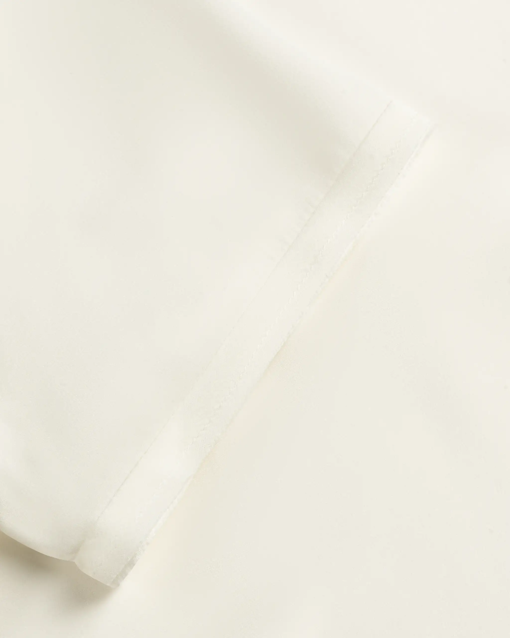 Gebrochen Weißes Left T-Shirt aus Seiden Stretch Satin von Her Shirt - Blouses HER SHIRT
