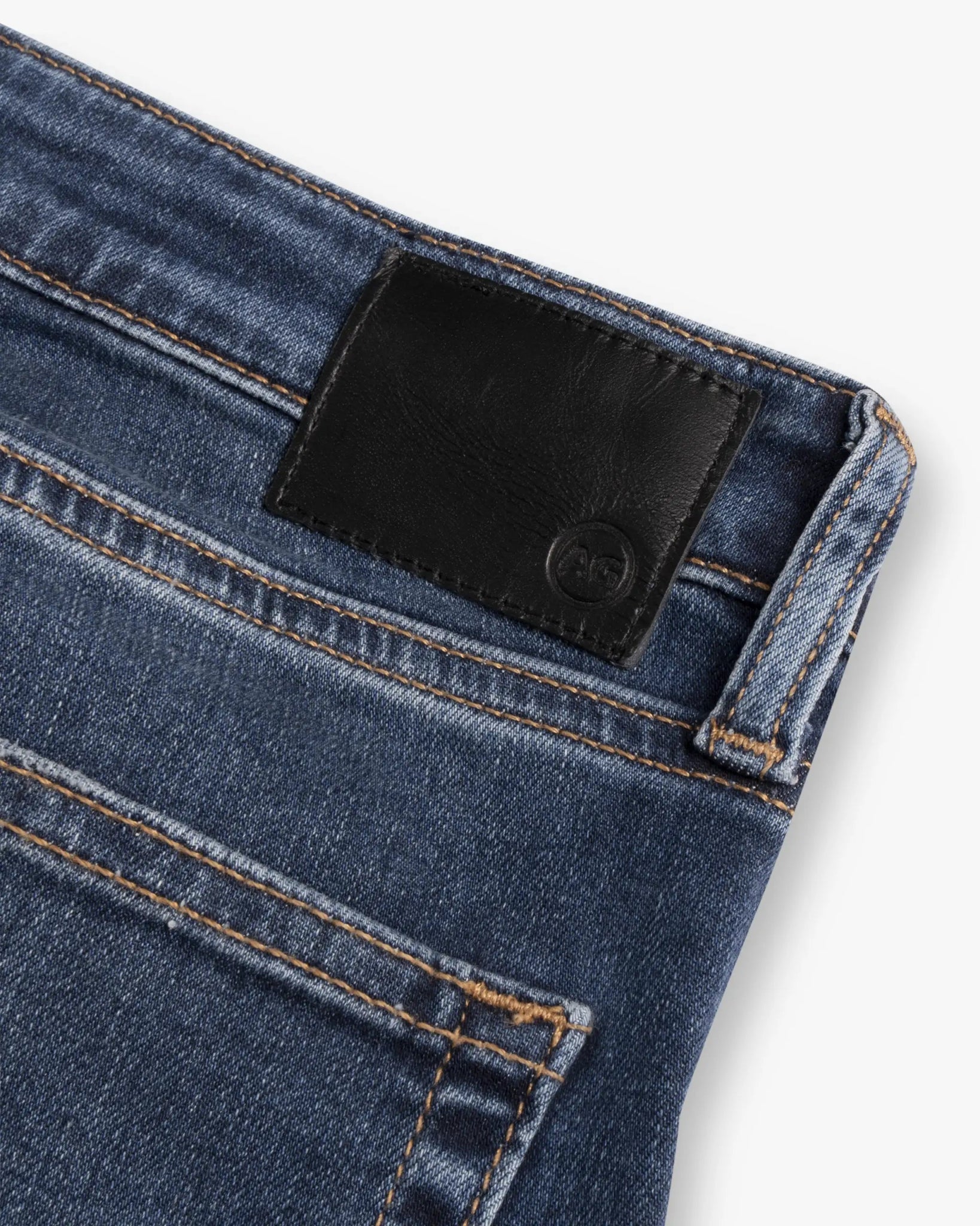 Girlfriend Mid - Rise Straight Denim Jeans von AG Denim - Denim AG Denim