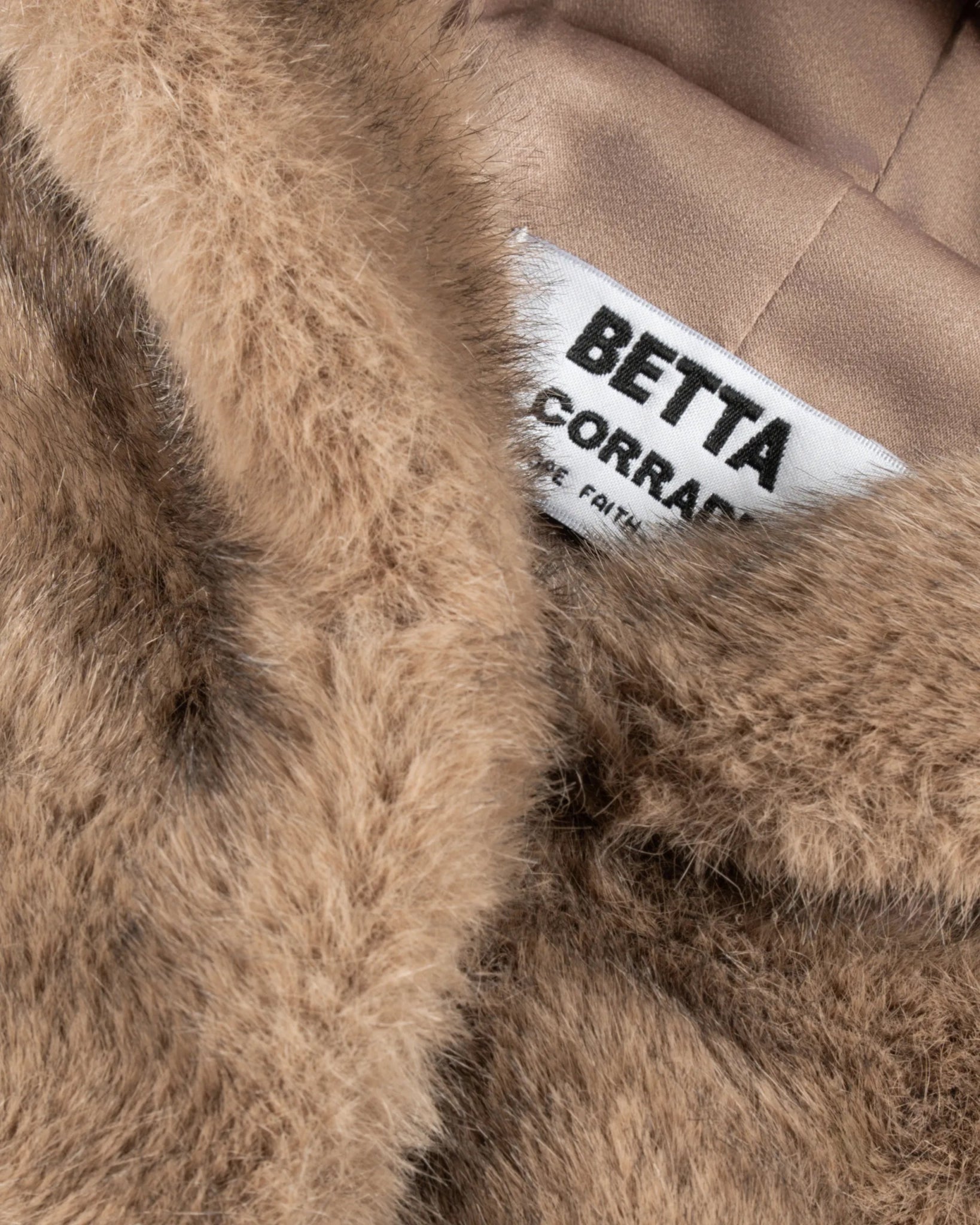 Kurze Kunstnerz - Kapuzenjacke von Betta Corradi - Coats & Jackets AT Brands