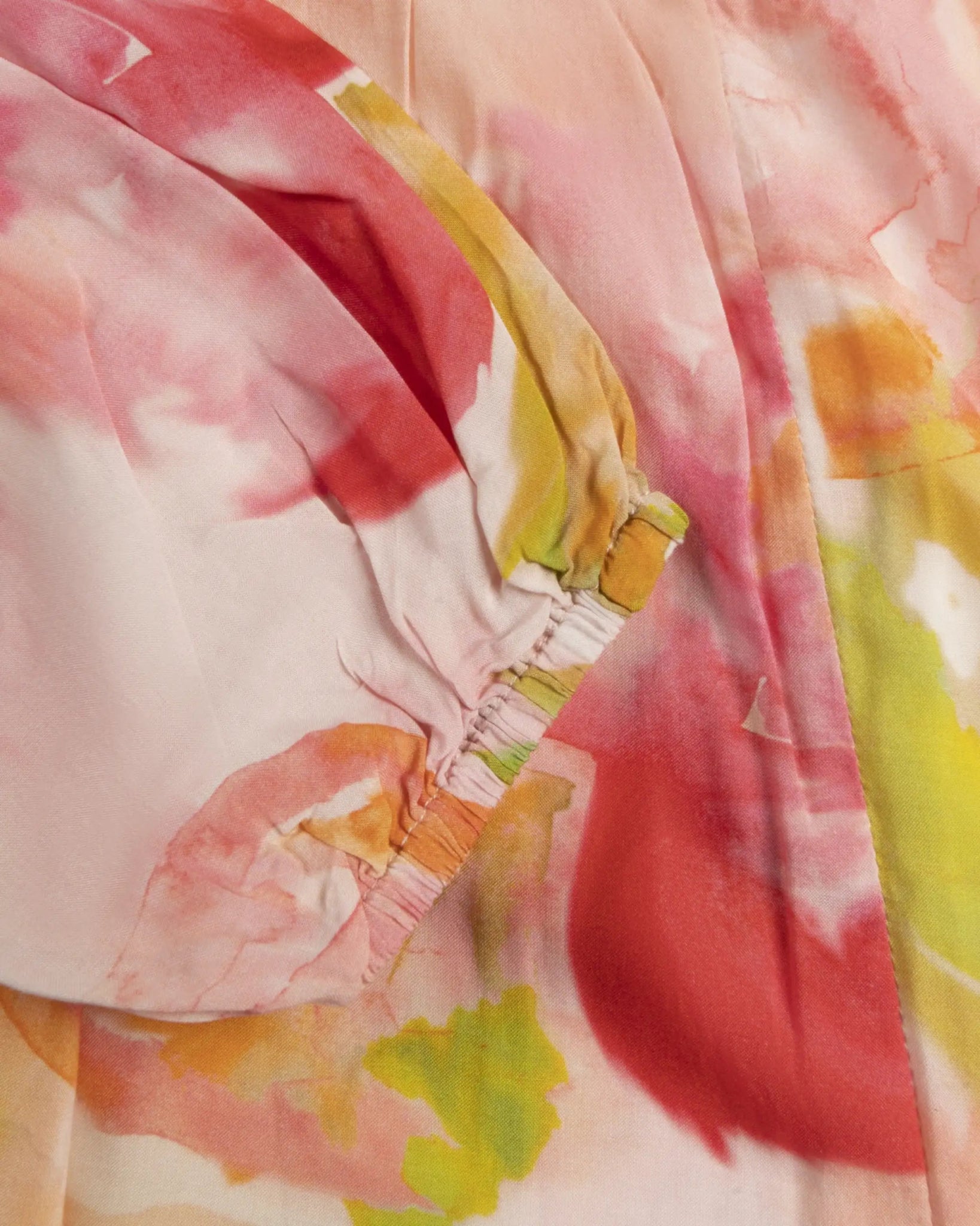 Mehrfarbiges Rosa Kurzes V - Kleid mit Blumenmuster von Salty Skin - Dresses SALTY SKIN