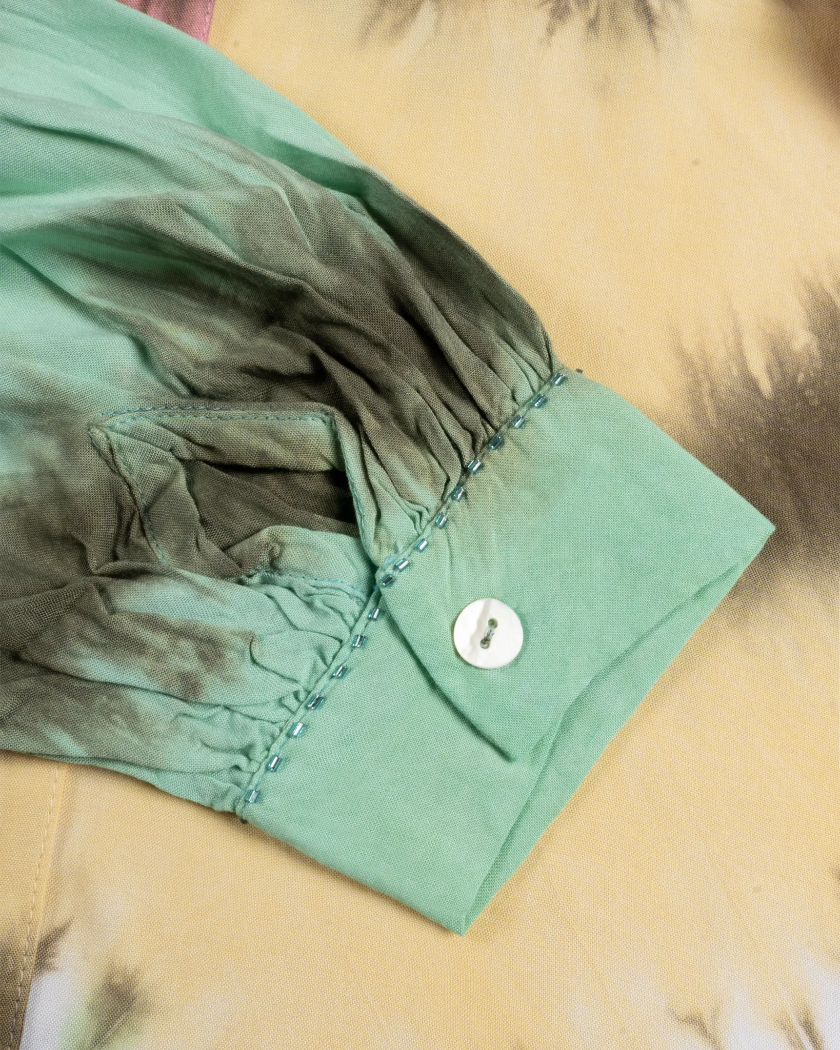 Pastell - Bonbon Batik - Bluse mit Verzierung von Salty Skin - Blouses SALTY SKIN