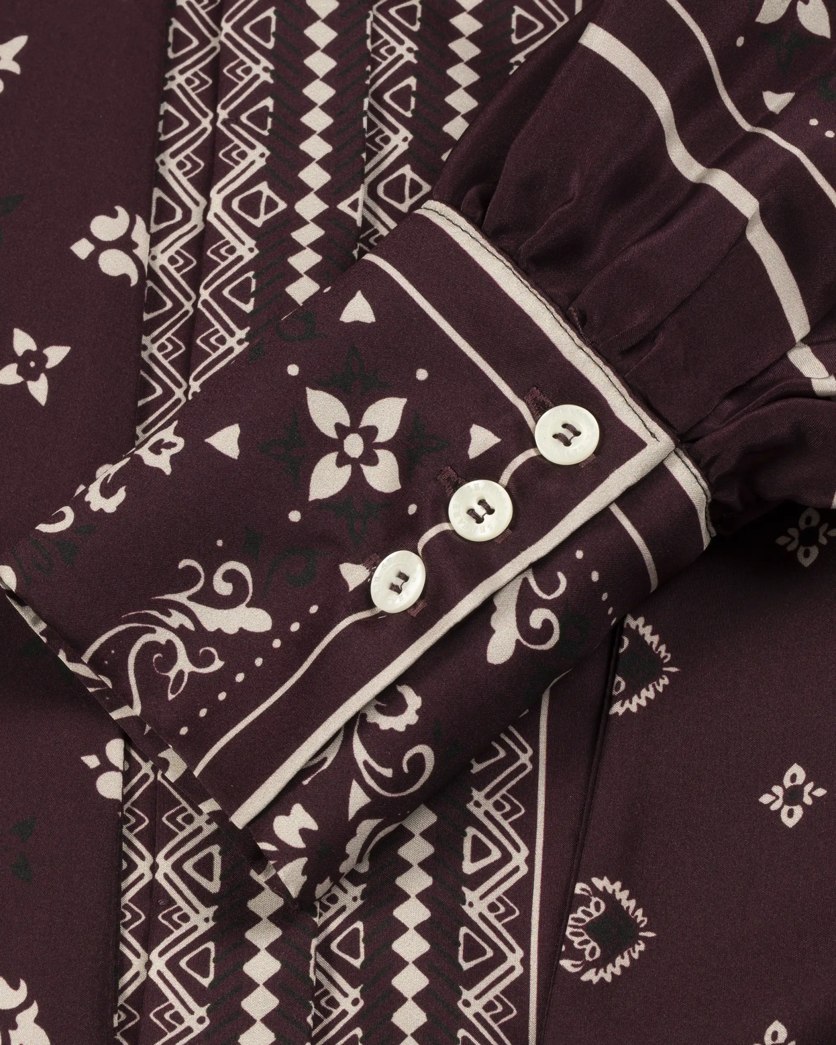 Rubinfarbene Seiden Schlupenbluse im Paisley Trim von Seafarer - Blouses SEAFARER