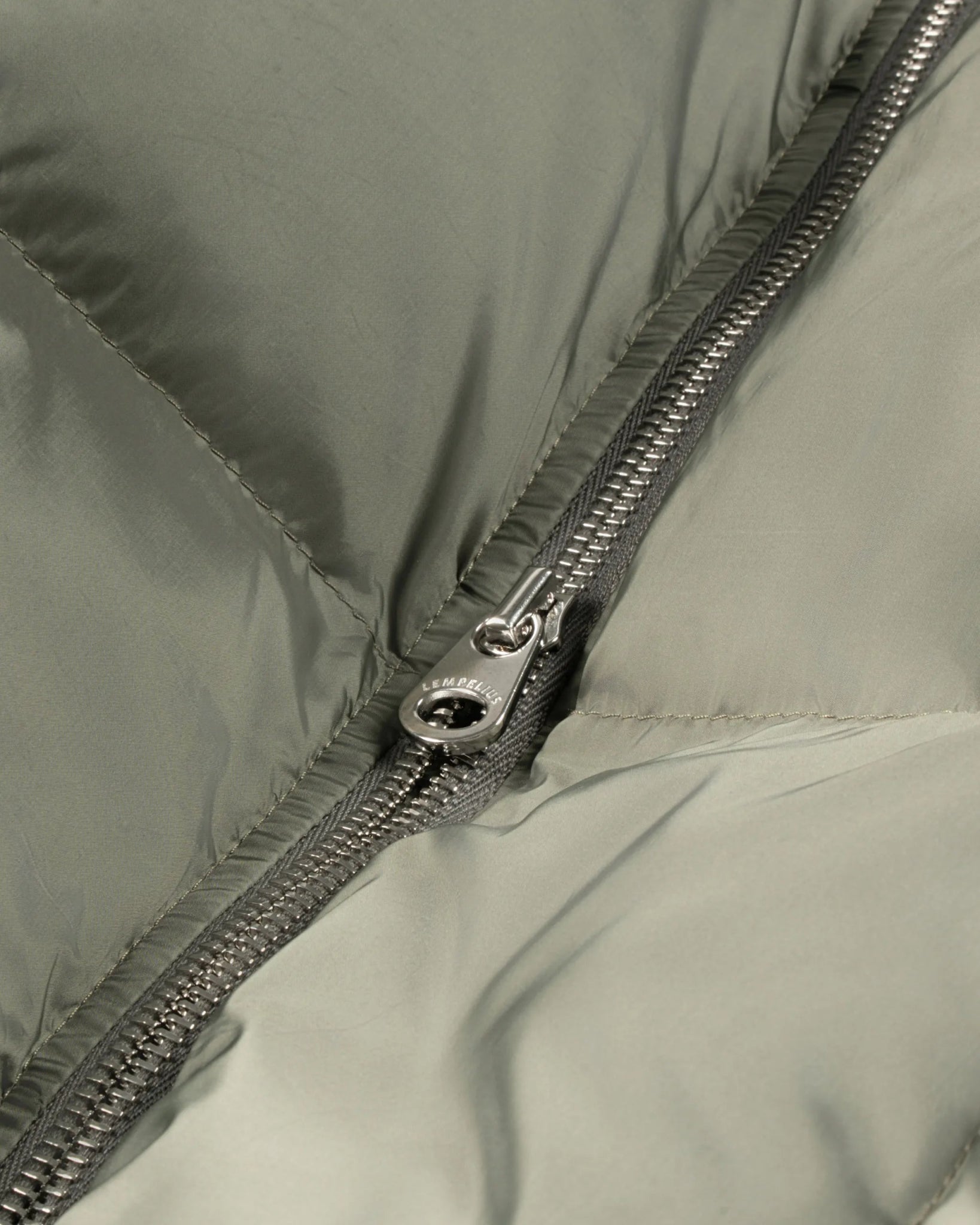 Sacai Style Italy Seidig Nylon Daunenjacke von Lempelius - Coats & Jackets LEMPELIUS