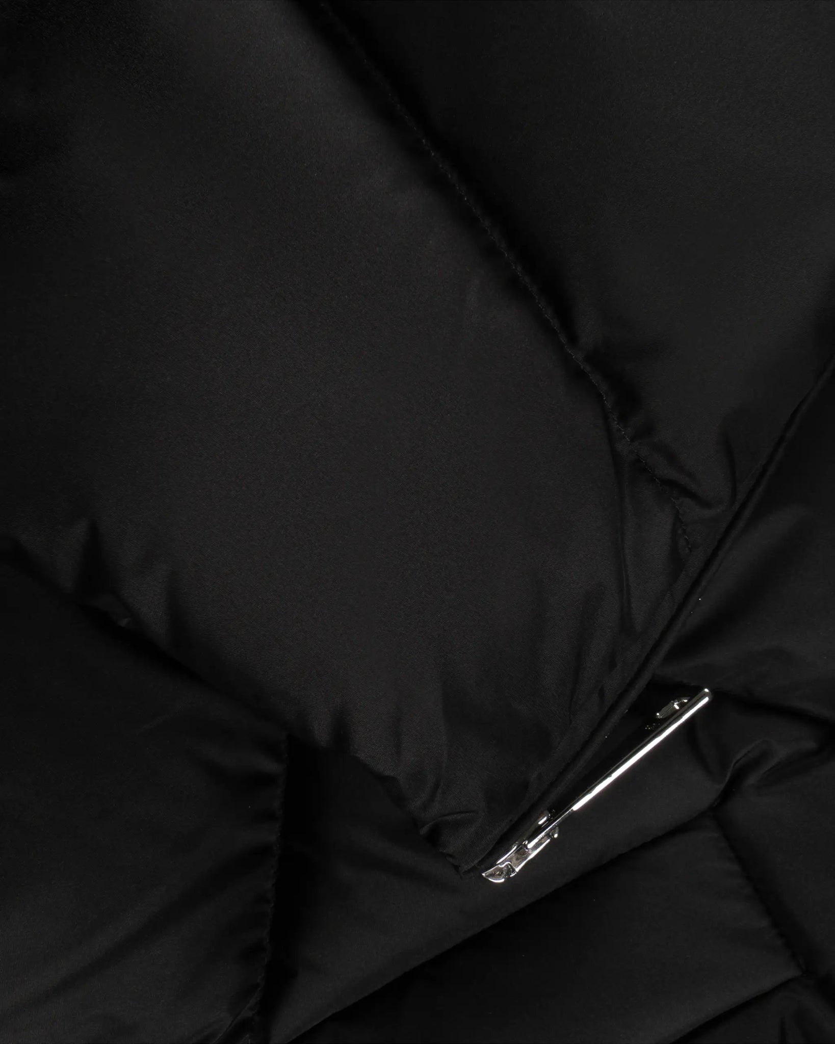Schwarze Matte Icon Nylon Weste von Khris Joy - Coats & Jackets KHRISJOY