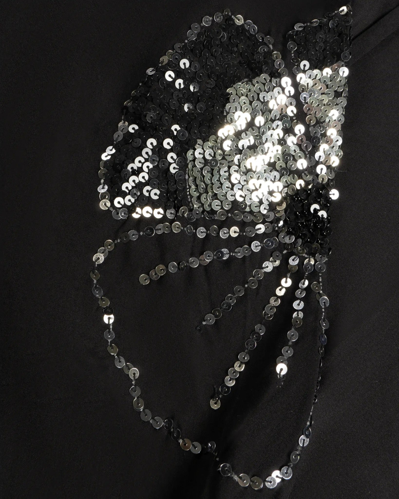 Schwarze V - Glamour Bluse mit Paillettenbesatz von Salty Skin - Blouses SALTY SKIN