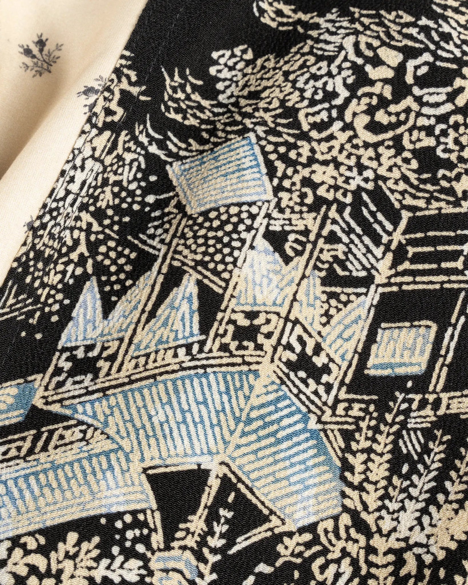 Schwarzes Figurbetontes Seidenwoll - Gilet mit Kimono - Besatz von Ibrigu - Vests IBRIGU
