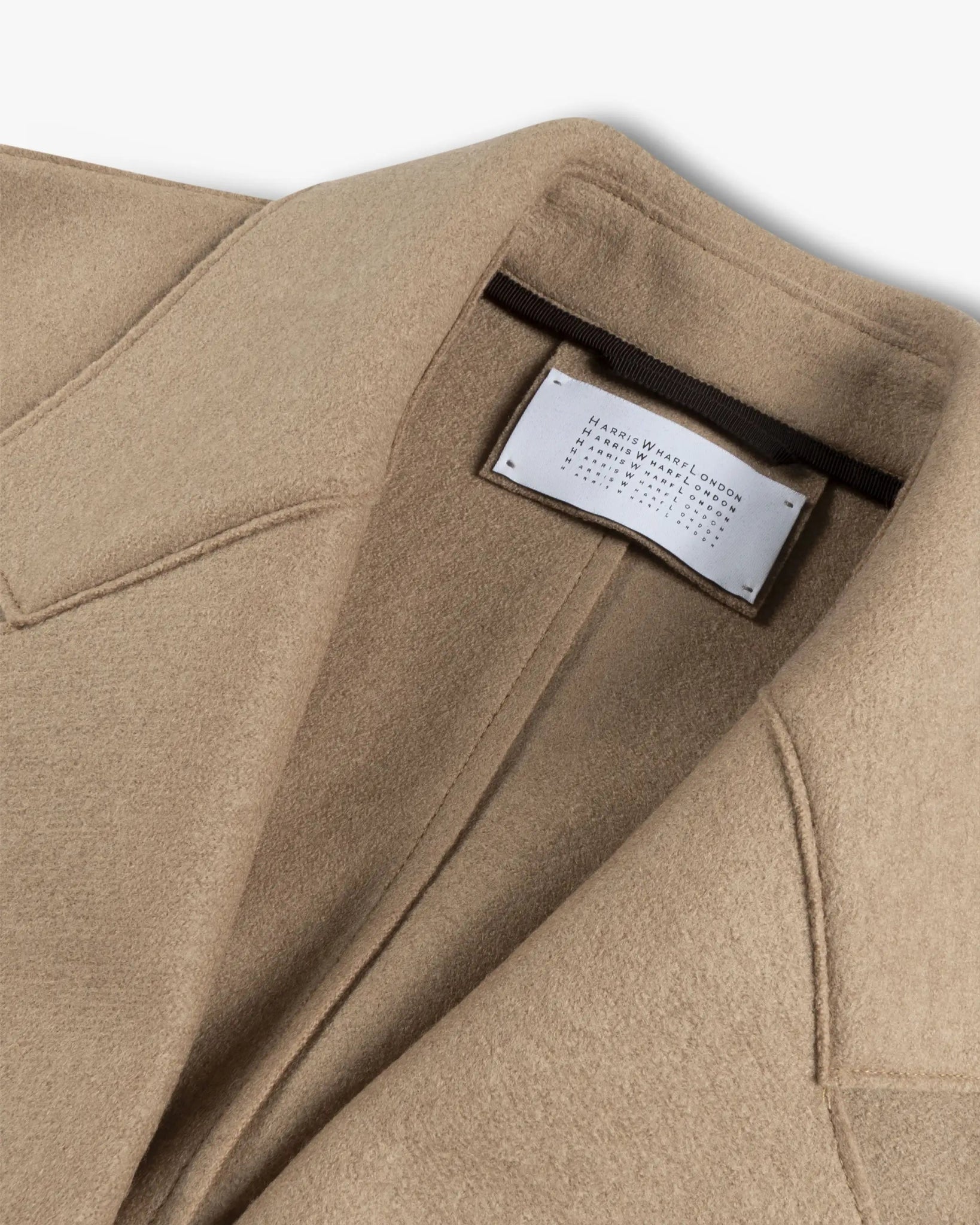 Tan Camelfarbene Gekochte Gepresste Uni Wolle Kurzjacke von Harris Wharf London - Coats & Jackets HARRIS WARF