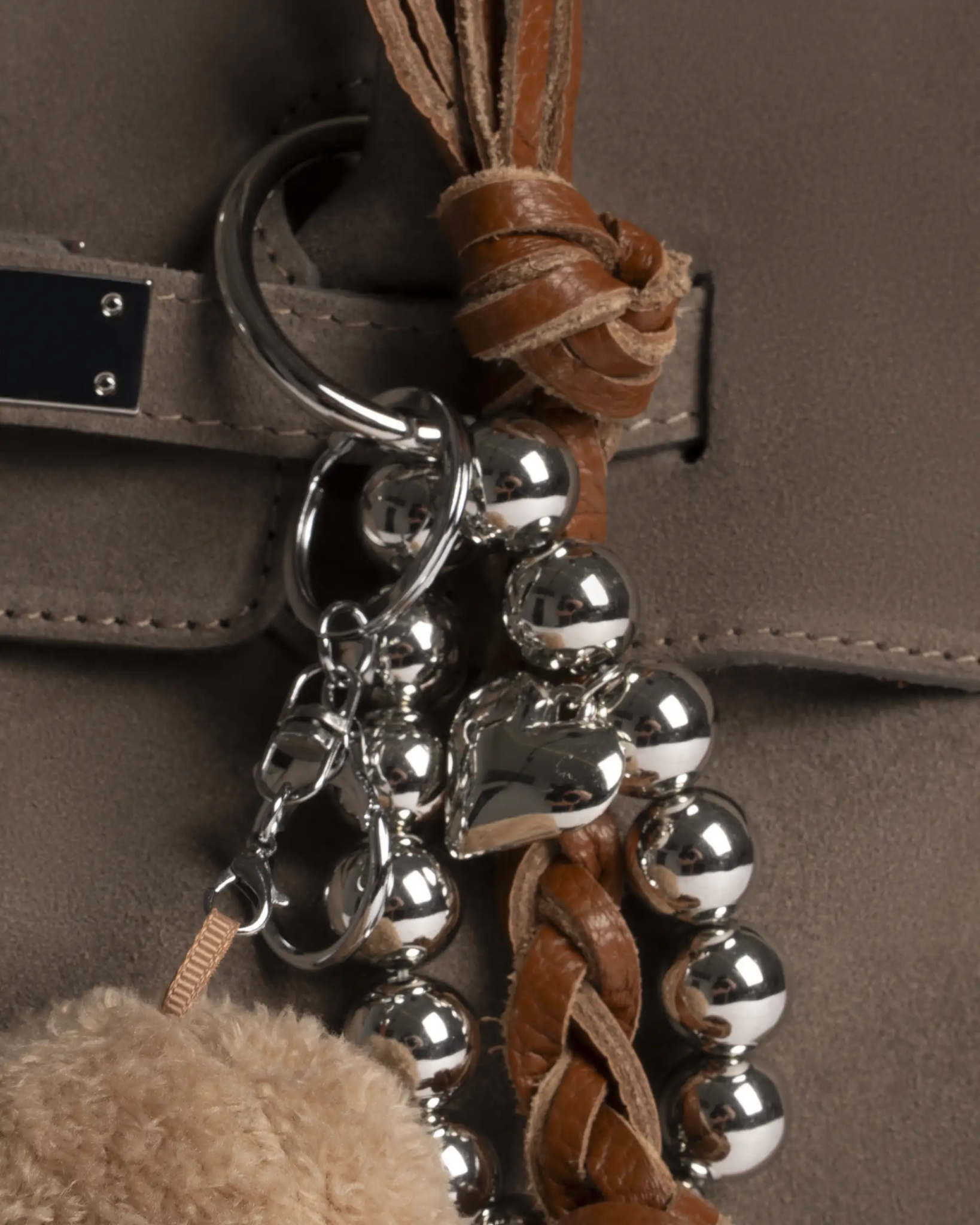 Taupefarbene Veloursledertasche mit Schmuckbesatz und Schulterriemen von Mia Bag - Accessories MIA BAGS