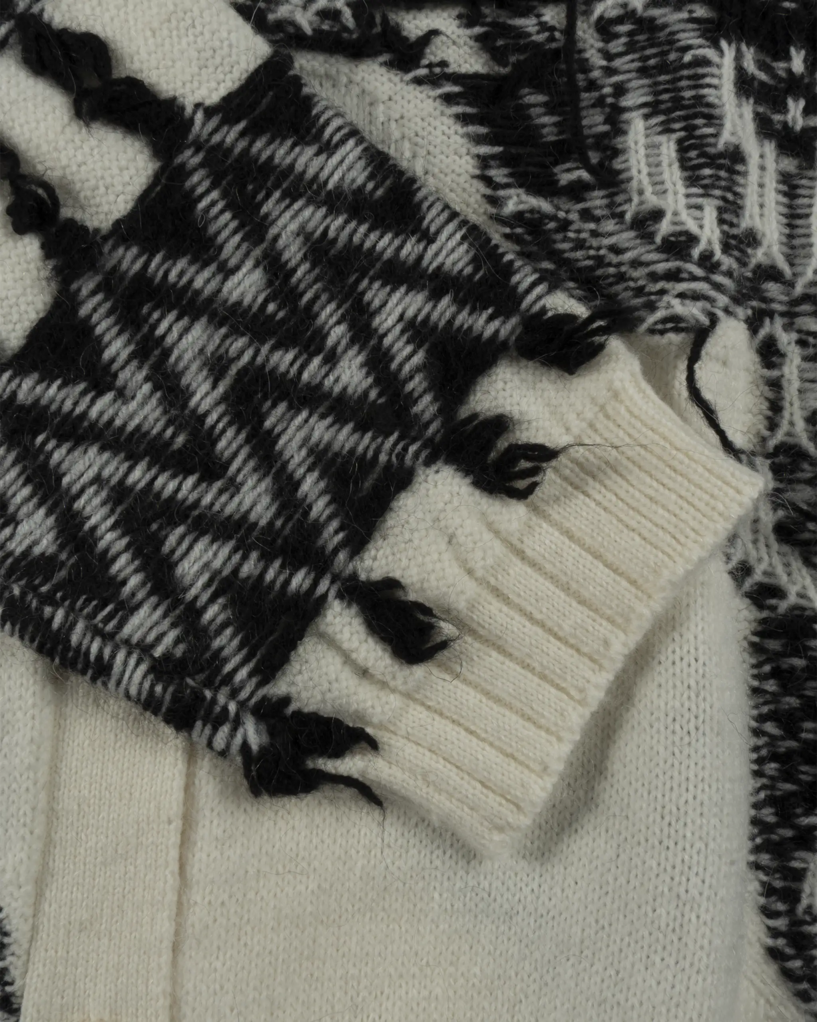 Weißer Längsgestrickter Boyfriend Jacquard Cardigan von Circus Hotel - Knitwear CIRCUS HOTEL