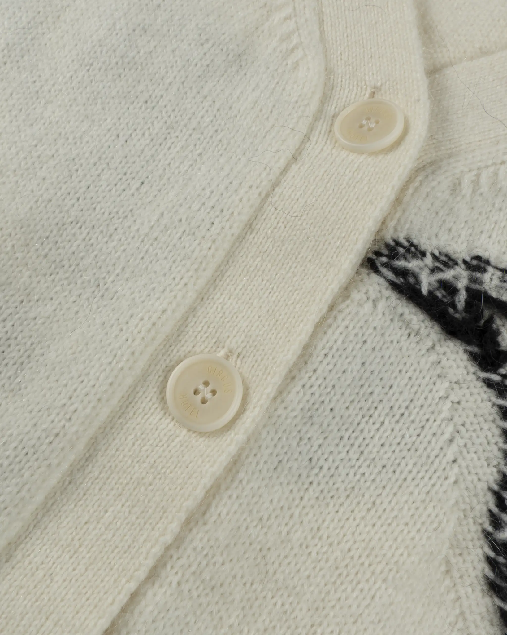 Weißer Längsgestrickter Boyfriend Jacquard Cardigan von Circus Hotel - Knitwear CIRCUS HOTEL