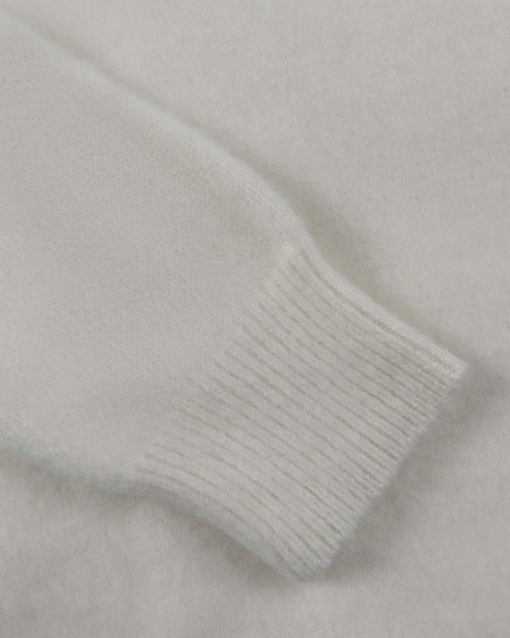 Weißer Oversize Rundhalspullover von Avant Toi - Knitwear AVANT TOI